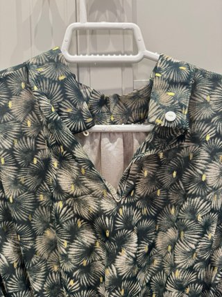 Vestido corto verde con detalles dorados