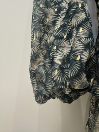 Vestido corto verde con detalles dorados