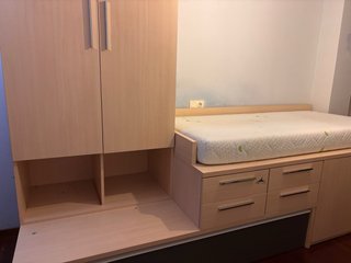 Habitación juvenil compacta con armario