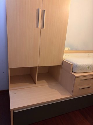 Habitación juvenil compacta con armario