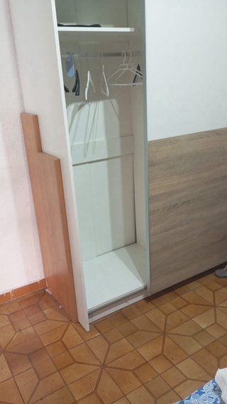 Armario puertas correderas madera y blanco
