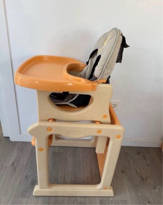 Trona convertible en pupitre infantil