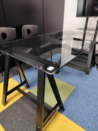 Mesa de cristal negra mapa mundi