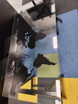 Mesa de cristal negra mapa mundi
