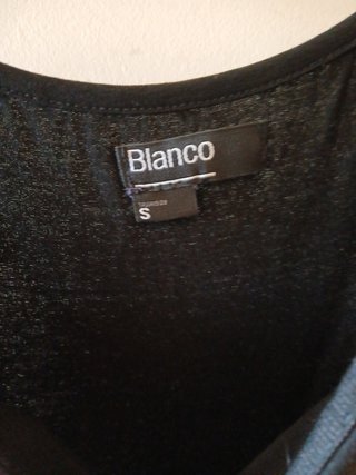 Vestido negro con estampado de cuadros y bolso.