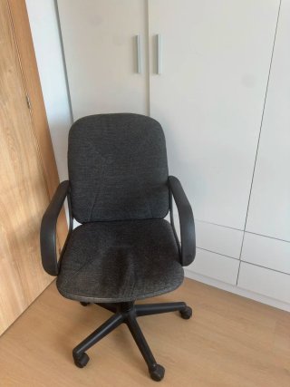 Sillas de oficina grises