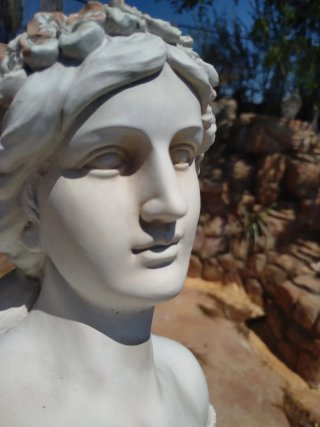Escultura de dama fibra de vidrio decoración