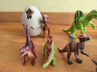 Figuras de dinosaurios de juguete