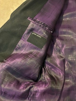 Traje de hombre negro con forro en tono morado
