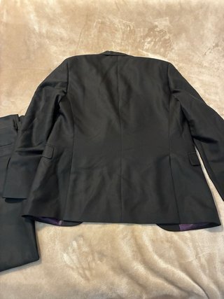 Traje de hombre negro con forro en tono morado