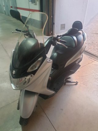 2 Suzuki Burgman 125cc Maxi Scooter