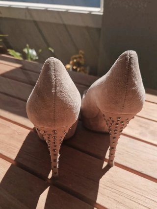 Zapatos de tacón Zara Beige Tachuelas