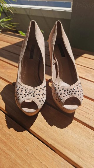 Zapatos de tacón Zara Beige Tachuelas