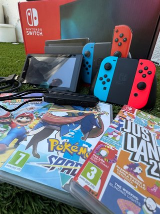 Nintendo Switch + 4 juegos y accesorios