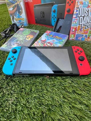 Nintendo Switch + 4 juegos y accesorios