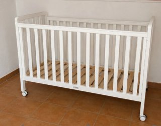 Cuna de bebé blanca con ruedas