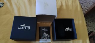 Caja Lotus Negra y Plateada.