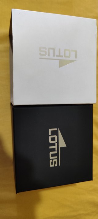Caja Lotus Negra y Plateada.
