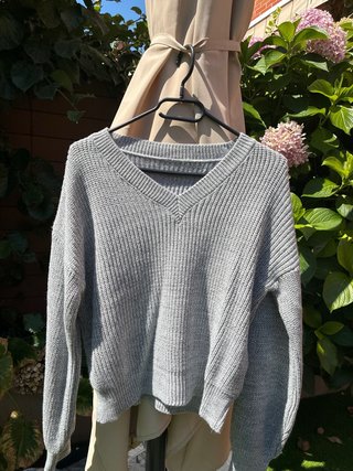 Jersey gris cuello pico