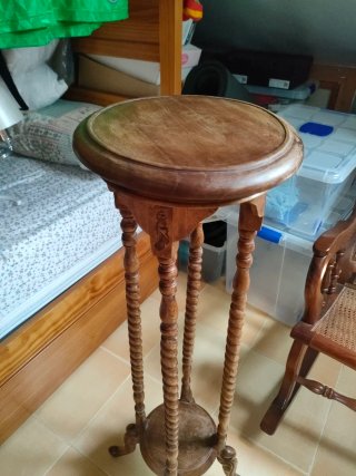 Macetero de madera tallada