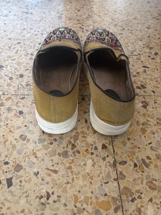 Zapatillas Tribu del Mar doradas y multicolor