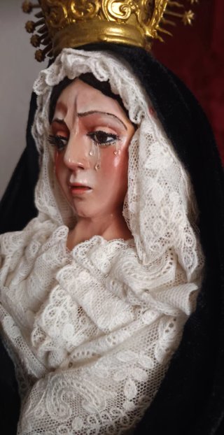 Virgen Macarena vestida