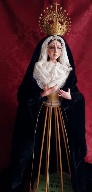 Virgen Macarena vestida