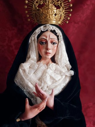 Virgen Macarena vestida