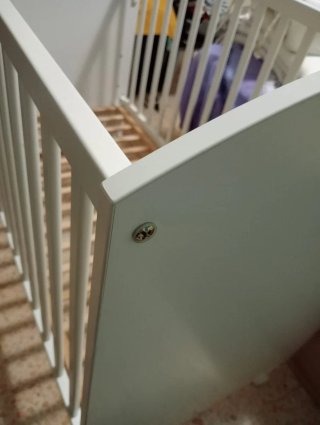 Cuna de bebé blanca con ruedas