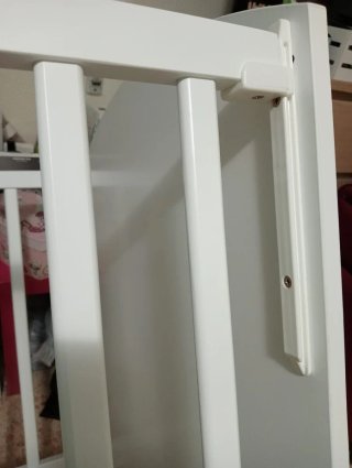 Cuna de bebé blanca con ruedas