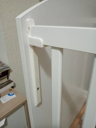 Cuna de bebé blanca con ruedas