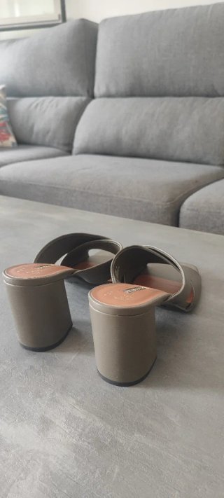 Sandalias Primark tacón destalonadas verde oliva t