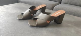Sandalias Primark tacón destalonadas verde oliva t