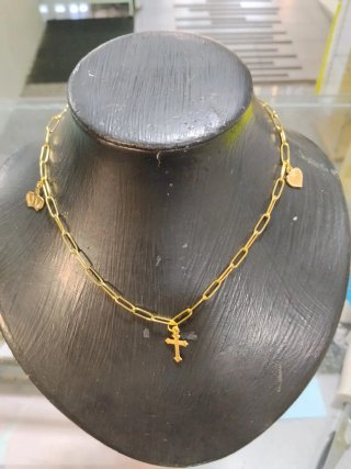 Collar dorado con dijes