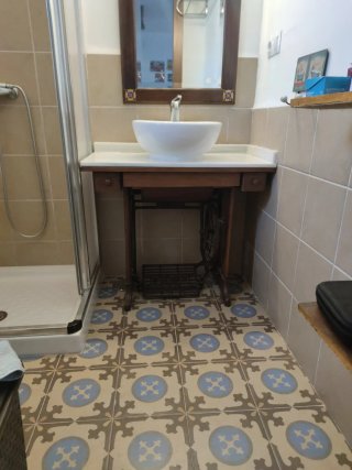 Mueble baño espejo y lavabo madera mármol