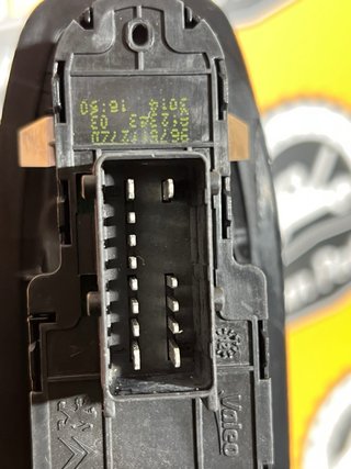 Botón elevalunas Peugeot 208 9675112720