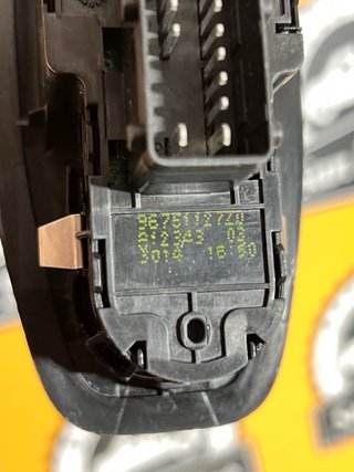 Botón elevalunas Peugeot 208 9675112720