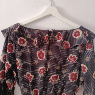 Vestido marrón estampado floral corto