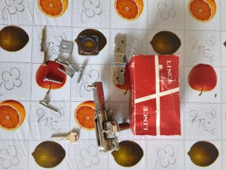 Cerrojo de seguridad con tornillos y llave