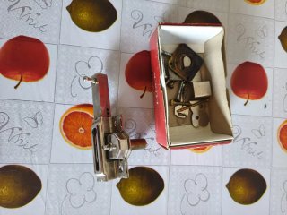 Cerrojo de seguridad con tornillos y llave