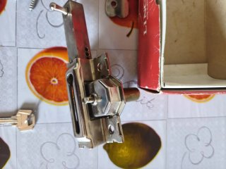 Cerrojo de seguridad con tornillos y llave