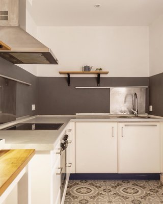 Cocina con horno y campana extractora