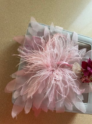 Broche flor y plumas rosa