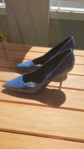Zapatos de tacón Zara azul serpiente