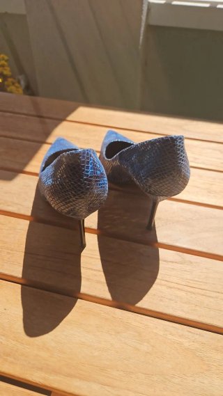 Zapatos de tacón Zara azul serpiente