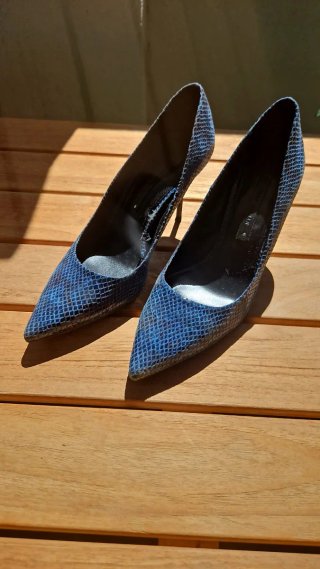 Zapatos de tacón Zara azul serpiente