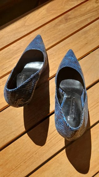 Zapatos de tacón Zara azul serpiente