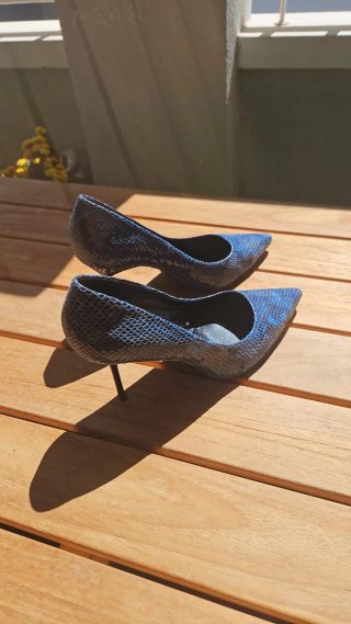 Zapatos de tacón Zara azul serpiente