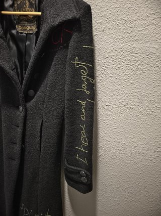 Abrigo Desigual Negro con Bordados