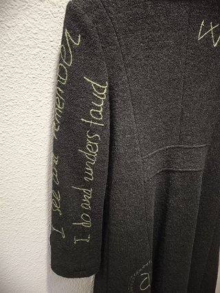 Abrigo Desigual Negro con Bordados